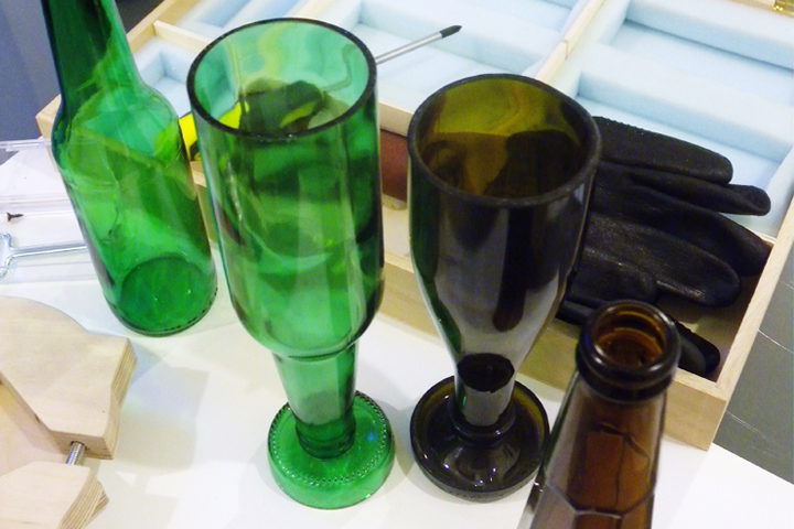 bicchieri realizzati da bottiglie di birra
