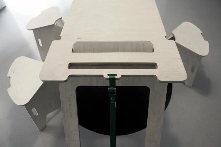 particolare del tavolo e dello sgabello